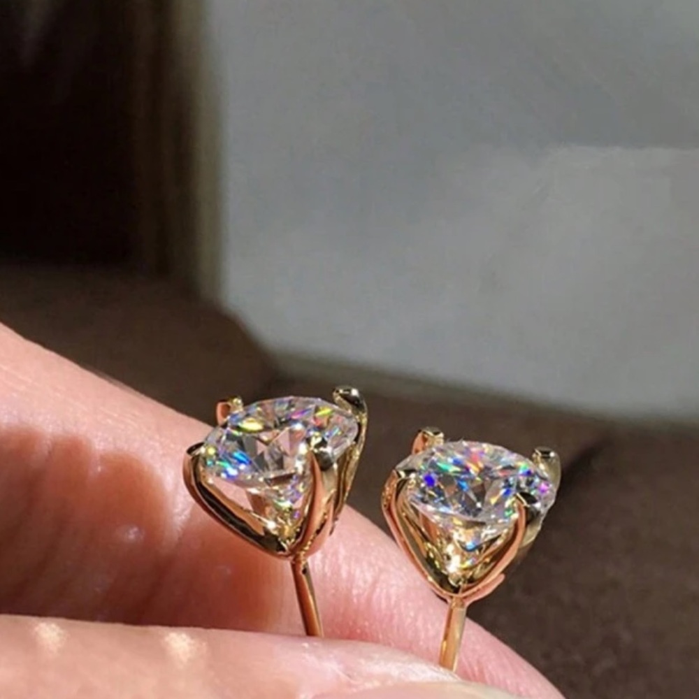 18K Gold Simulated Diamond Stud Earrings✨